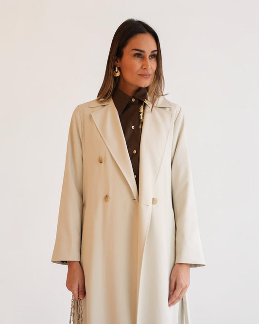 Detail des Vince Trenchcoats in French Beige mit Revers und Bindegürtel