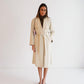 Vince drapierter Trenchcoat in French Beige von vorne getragen