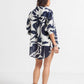 Vitamin A Playa Leinenbluse Night Flower offen getragen im Styling von vorne