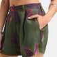 Vitamin A Leinen Shorts Watercolor Orchid im getragenen Styling als Detail von vorne